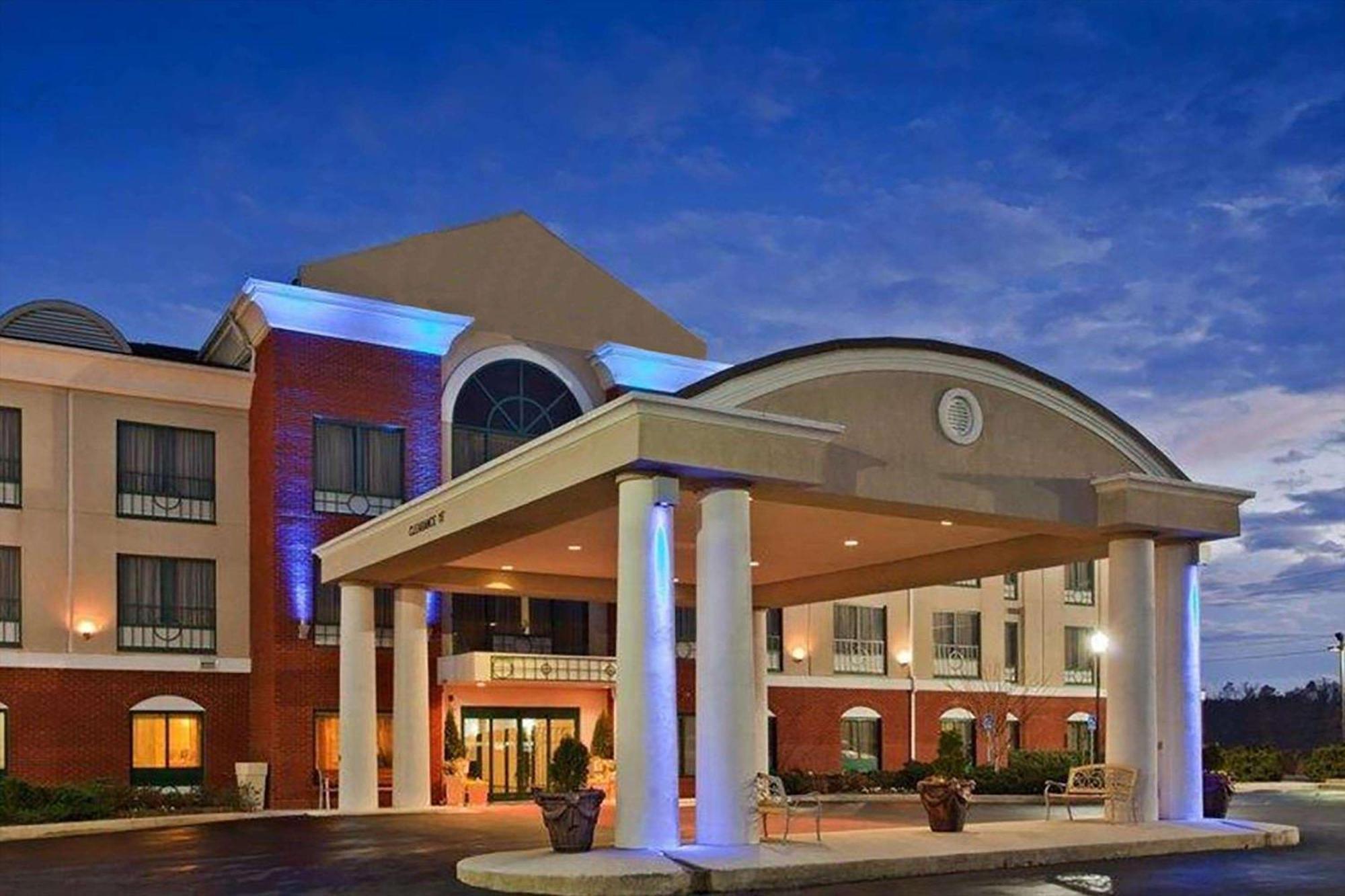 Baymont By Wyndham Bessemer Bagian luar foto