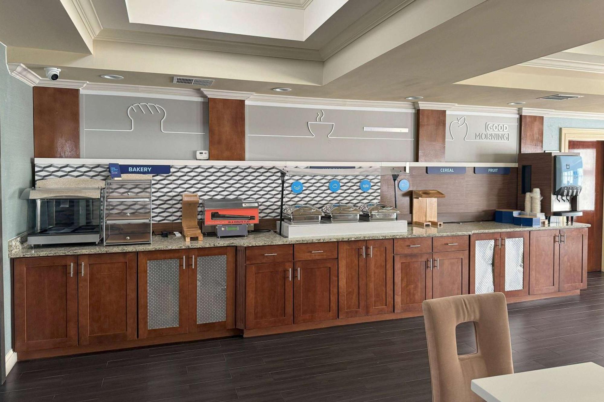 Baymont By Wyndham Bessemer Bagian luar foto